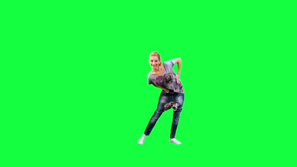 Dansende meisje tegen een groene achtergrond — Stockvideo