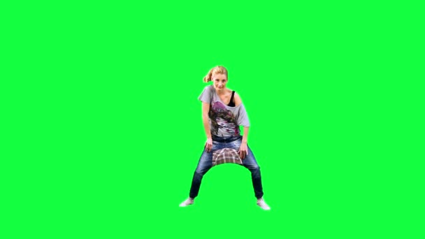 Танцующая девушка на зеленом фоне — стоковое видео