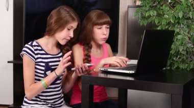 çocuklar dizüstü bilgisayar ile
