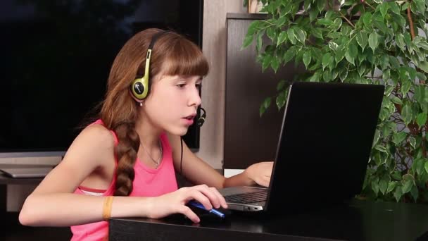 Menina com laptop — Vídeo de Stock