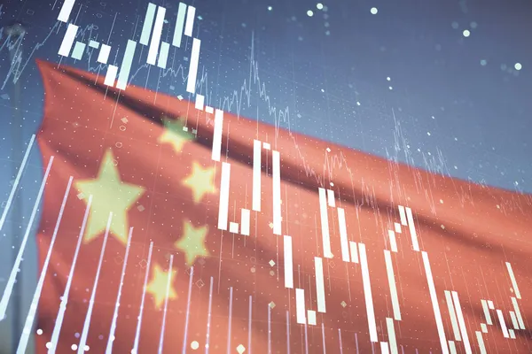 Wielokrotne narażenie abstrakcyjnego wirtualnego hologramu finansowego na flagę Chin i zachody słońca tle nieba, forex i koncepcja inwestycyjna — Zdjęcie stockowe