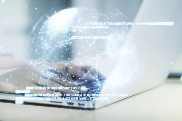 Dupla exposição do holograma de linguagem de programação abstrata com mapa do mundo e mãos digitando no laptop em segundo plano, conceito de pesquisa e desenvolvimento — Fotografia de Stock