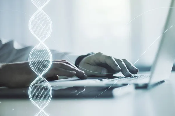 Desenho de DNA criativo e mãos digitando no teclado do computador em segundo plano, biotecnologia e conceito genético. Multiexposição — Fotografia de Stock