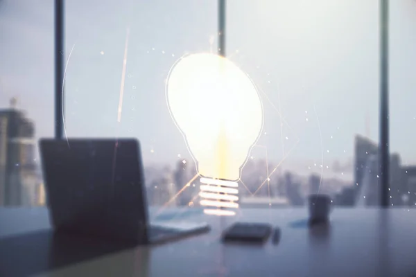 Kreativ idé koncept med glödlampa illustration och modernt skrivbord med dator på bakgrunden. Multiexponering — Stockfoto