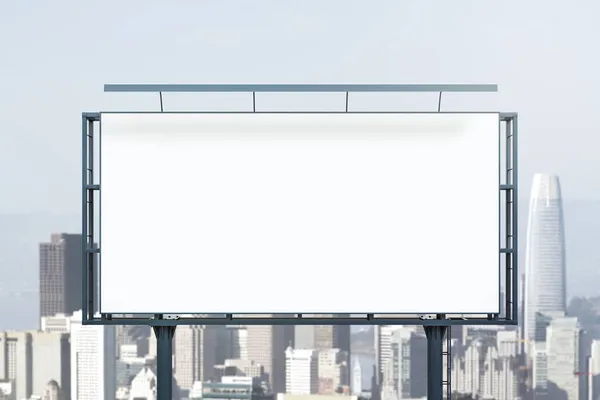Cartelera horizontal blanca en blanco en el fondo del horizonte en el día, vista frontal. Mock up, concepto de publicidad — Foto de Stock