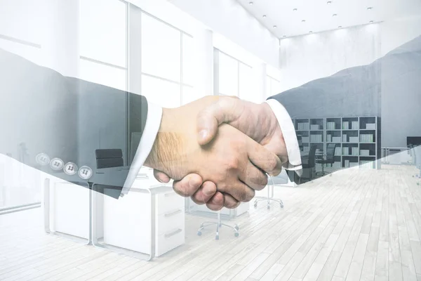 Двойное рукопожатие двух бизнесменов на современном фоне интерьера офиса, исследовательской и стратегической концепции — стоковое фото