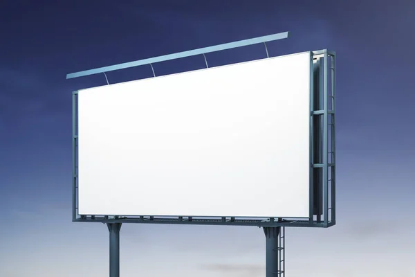 Blanco wit horizontaal reclamebord op blauwe lucht achtergrond 's nachts, perspectief uitzicht. Mockup, reclame concept — Stockfoto