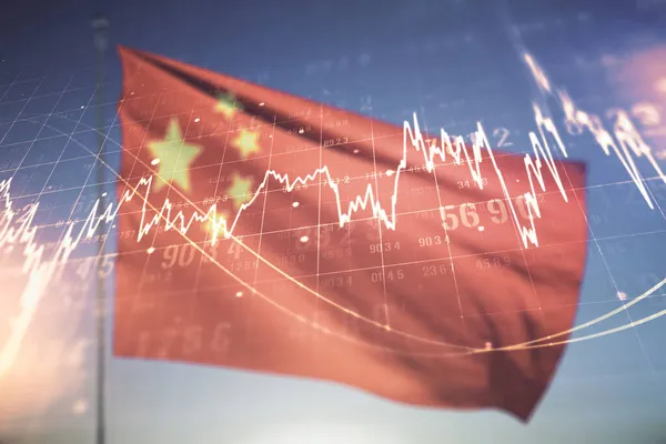 Multi exponering av virtuella kreativa finansiella diagram hologram på kinesiska flagga och blå himmel bakgrund, forskning och analytics koncept — Stockfoto
