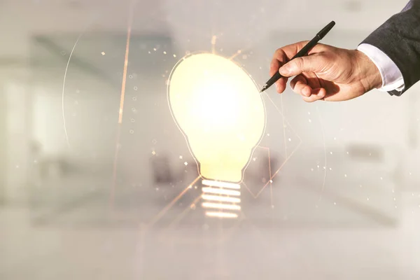 Mano del hombre con la pluma que trabaja con el holograma virtual abstracto de la bombilla en fondo borroso de la oficina, concepto de la idea. Multiexposición — Foto de Stock