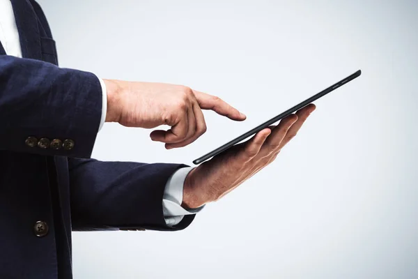 Empresario mano hace clic en la pantalla de una tableta digital, de cerca. Concepto de trabajo en Internet — Foto de Stock