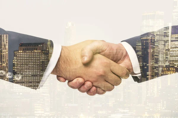 Mehrfachbelichtung des Handschlags zweier Geschäftsleute über den Hintergrund von Bürogebäuden, Zusammenarbeit und Teamwork-Konzept — Stockfoto