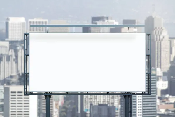 Cartelera horizontal blanca en blanco en el fondo del horizonte en el día, vista frontal. Mock up, concepto de publicidad — Foto de Stock