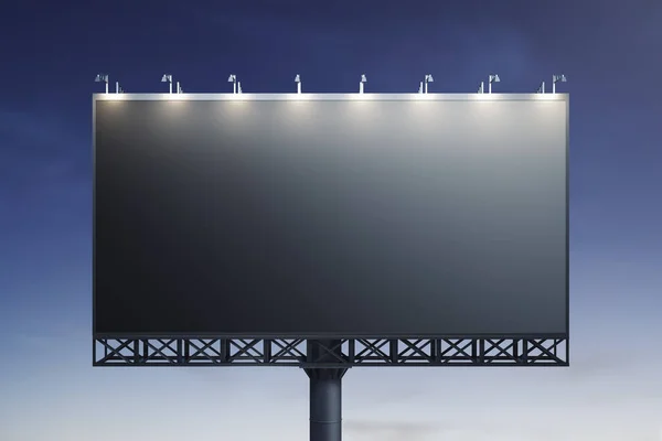 Prázdný černý billboard na pozadí modré oblohy v noci, pohled zepředu. Mockup, koncept reklamy — Stock fotografie