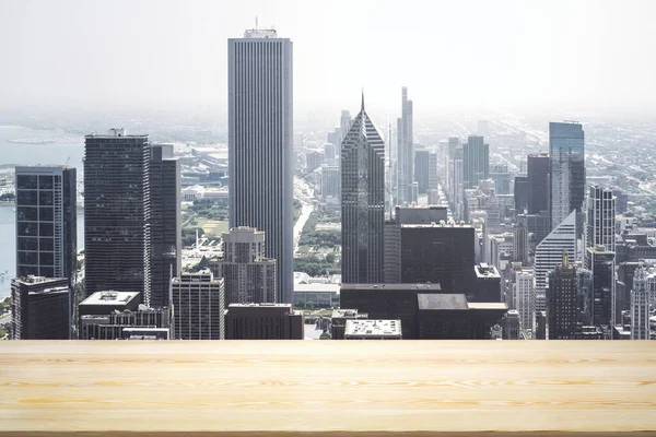 Üres asztal fa deszkákból, gyönyörű chicagói városképpel nappal a háttérben, mockup — Stock Fotó