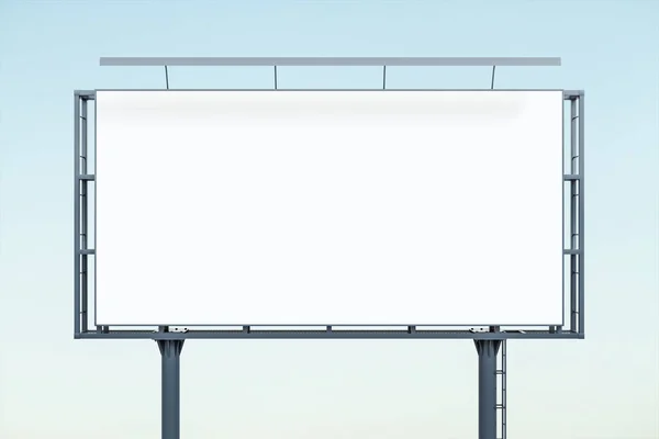 Prázdný bílý billboard na pozadí modré oblohy při západu slunce, pohled zepředu. Mockup, koncept reklamy — Stock fotografie