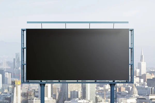 Κενή μαύρη οριζόντια πινακίδα στο φόντο του αστικού τοπίου, μπροστινή όψη. Mockup, διαφημιστική έννοια — Φωτογραφία Αρχείου