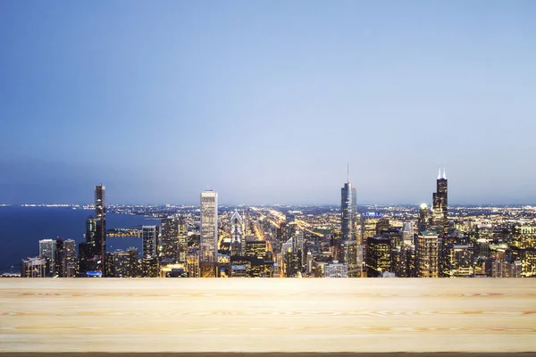 Tavolo in legno bianco con bellissimo skyline di Chicago di notte sullo sfondo, mockup — Foto Stock