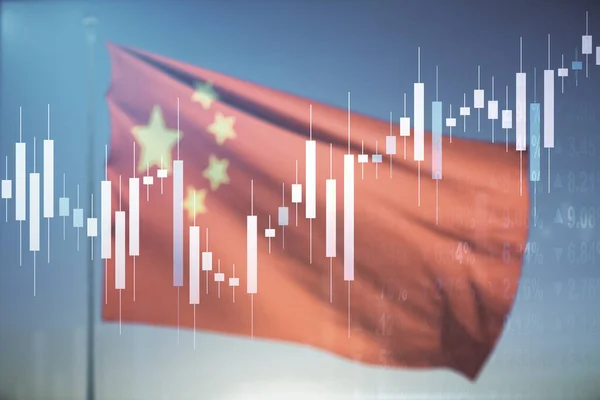 Exposición múltiple del diagrama financiero abstracto virtual en la bandera de China y el fondo del cielo azul, la banca y el concepto de contabilidad — Foto de Stock