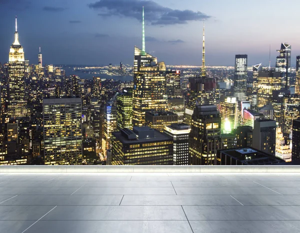 Leeg betonnen dak op de achtergrond van een prachtige wazige New Yorkse skyline 's avonds, mockup — Stockfoto