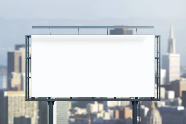 Prázdný bílý billboard na pozadí městských budov ve dne, pohled zepředu. Mockup, koncept reklamy — Stock fotografie