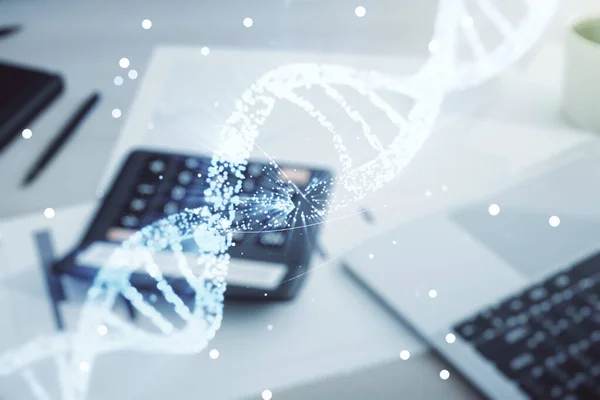Holograma de DNA sobre calculadora e fundo pc, biotecnologia e conceito genético. Multiexposição — Fotografia de Stock