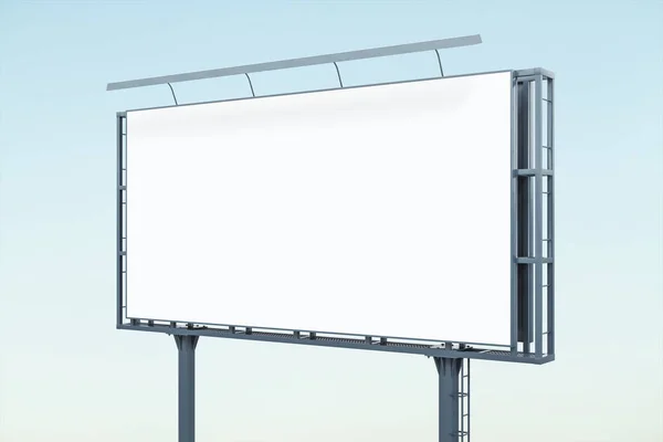 Prázdný bílý horizontální billboard na pozadí modré oblohy ve dne, výhled z perspektivy. Mockup, koncept reklamy — Stock fotografie