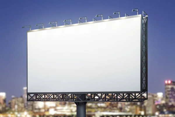 Prázdný bílý horizontální billboard na pozadí města v noci, pohled z perspektivy. Mockup, koncept reklamy — Stock fotografie
