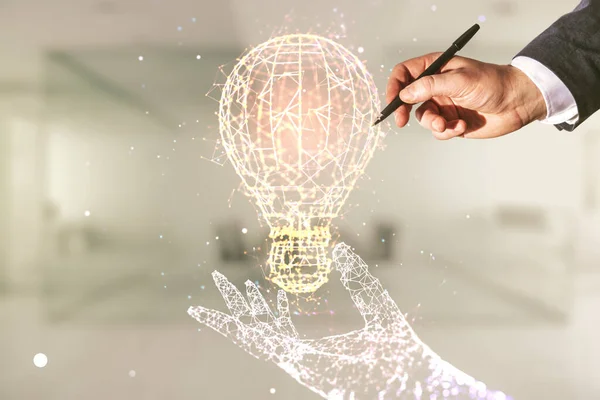 Man hand med penna arbetar med abstrakt virtuell glödlampa hologram på suddig kontor bakgrund, idé koncept. Multiexponering — Stockfoto