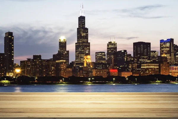 Ahşaptan yapılmış boş bir masa. Arka planda Chicago şehri manzaralı. Şablon. — Stok fotoğraf