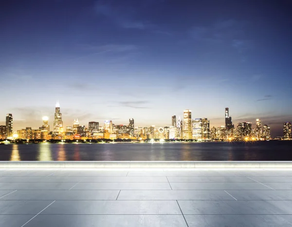 Güzel, bulanık bir Chicago şehrinin arka planında boş beton bir deniz önü. Akşamları gökyüzü. — Stok fotoğraf