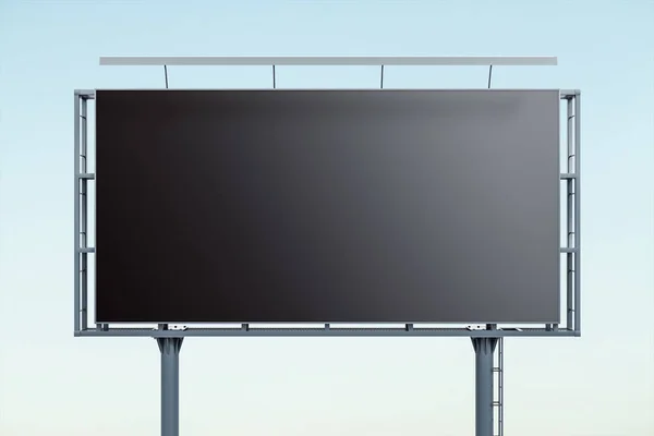 Prázdný černý billboard na pozadí modré oblohy při západu slunce, pohled zepředu. Falešný, reklamní koncept — Stock fotografie