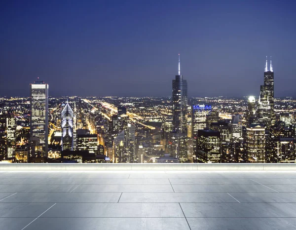 Tetto di cemento vuoto sullo sfondo di un bellissimo skyline sfocato di Chicago City la sera, finto — Foto Stock