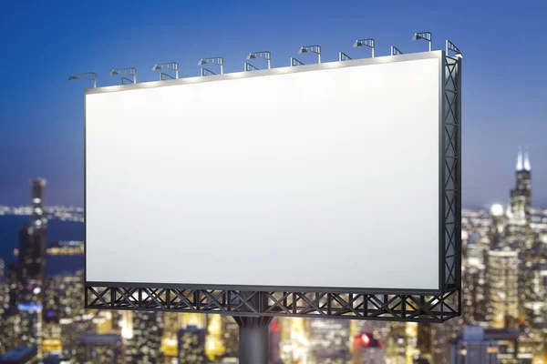 Cartelera blanca en blanco sobre fondo de paisaje urbano en la noche, vista de perspectiva. Mock up, concepto de publicidad — Foto de Stock