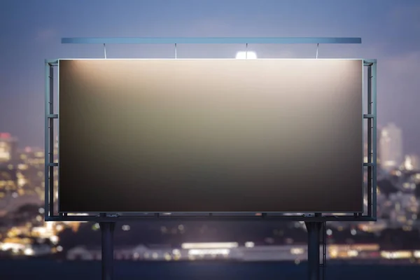 Blanco zwart reclamebord op stadsgezicht achtergrond 's avonds, vooraanzicht. Mock up, reclame concept — Stockfoto
