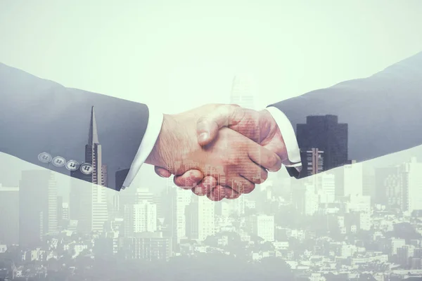 Multi-Exposition des Handschlags zweier Geschäftsleute über die Skyline der Stadt, Kooperation und Coworking-Konzept — Stockfoto