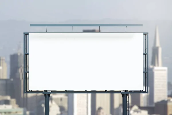 Panneau d'affichage blanc horizontal sur fond de bâtiments de la ville de jour, vue de face. Maquette, concept publicitaire — Photo