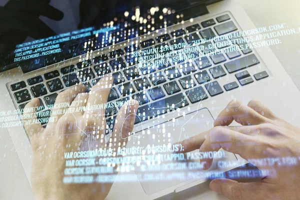 Holograma de cráneo de código creativo y manos escribiendo en el teclado de la computadora en el fondo, el cibercrimen y el concepto de piratería. Multiexposición —  Fotos de Stock