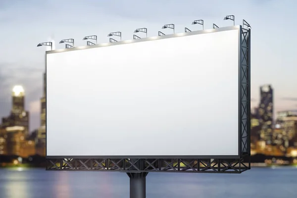 Prázdný bílý horizontální billboard na pozadí panoramatu večer, perspektiva pohled. Falešný, reklamní koncept — Stock fotografie