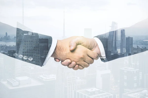 Doppelter Händedruck zweier Geschäftsleute über den Hintergrund von Bürogebäuden, Zusammenarbeit und Kooperationskonzept — Stockfoto
