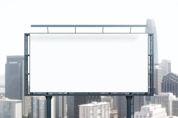 Cartellone bianco bianco orizzontale su sfondo skyline durante il giorno, vista frontale. Mock up, concetto di pubblicità — Foto Stock