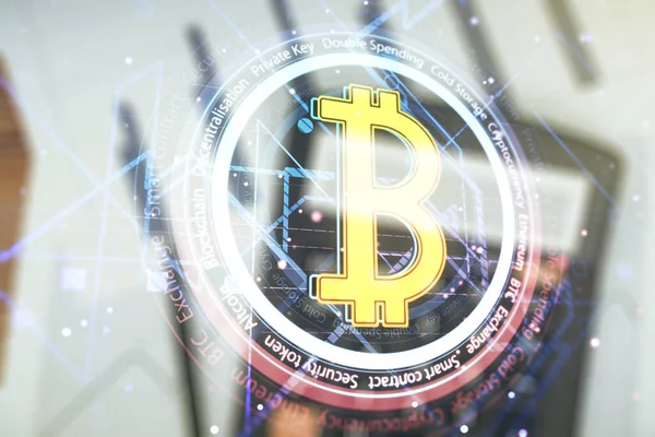 Virtuální bitcoinový hologram na pozadí kalkulačky. Multiexpozice — Stock fotografie