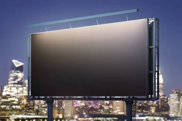 Κενό μαύρο οριζόντια πινακίδα στο φόντο cityscape τη νύχτα, προοπτική άποψη. Mockup, διαφημιστική έννοια — Φωτογραφία Αρχείου