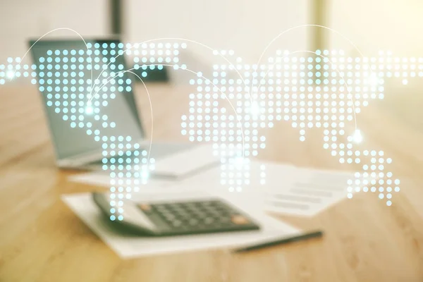 Mapa de mundo virtual abstrato com conexões em fundo de calculadora e laptop, conceito de negociação internacional. Multiexposição — Fotografia de Stock