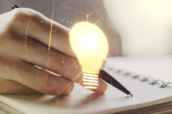 Креативна голограма лампочки з ручним написанням у блокноті на фоні, концепція ідеї. Багатоцільовий — стокове фото
