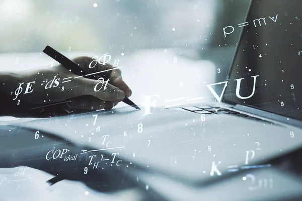 Двойная экспозиция творческой научной концепции формулы с рукописью в ноутбуке на фоне ноутбука, концепции исследований и разработок — стоковое фото