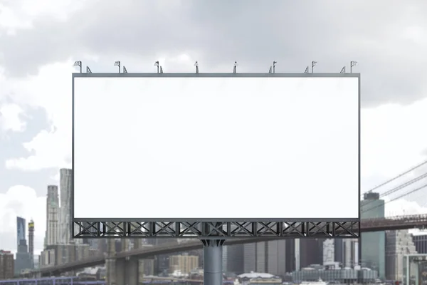 Leere weiße horizontale Werbetafel auf Skyline-Hintergrund bei Tag, Frontansicht. Attrappe, Werbekonzept — Stockfoto