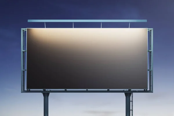 Blanco zwart horizontaal reclamebord op blauwe lucht achtergrond 's nachts, vooraanzicht. Mockup, reclame concept — Stockfoto