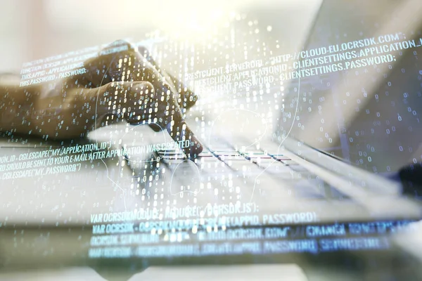 Holograma de cráneo de código creativo y manos escribiendo en el teclado de la computadora en el fondo, el cibercrimen y el concepto de piratería. Multiexposición —  Fotos de Stock