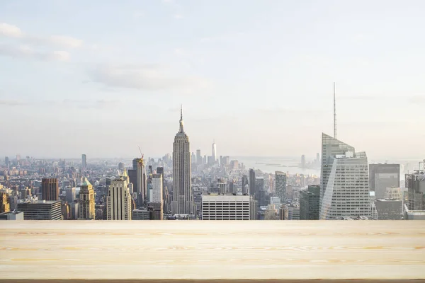 Tapa de mesa vacía hecha de troqueles de madera con vista a la ciudad de Nueva York durante el día sobre fondo, plantilla — Foto de Stock