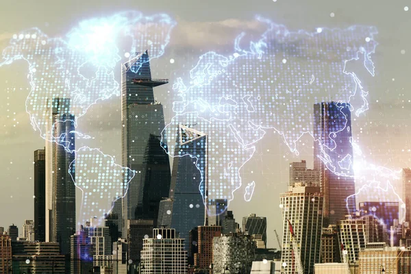 Multi exposição do holograma gráfico abstrato do mapa do mundo no fundo dos edifícios de escritório de Manhattan, conexão e conceito de comunicação — Fotografia de Stock